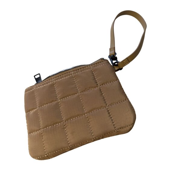 Steve Madden Quilted Tan Wristlet With Zipper Closure & Detachable Strap - Picture 4 of 5